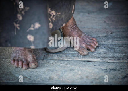 Myanmar, Chin-Staat, Füße einer jungen Frau in einem ländlichen Dorf Leben Stockfoto