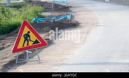 Dreieck Straße Zeichen In Bearbeitung auf einer Straße im Umbau Stockfoto