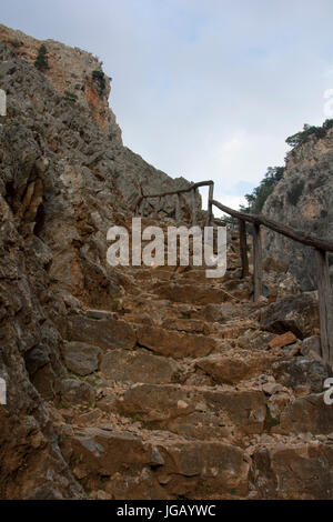 Aradena-Schlucht ist eine tiefe Kalkstein-Schlucht läuft aus der Lefka Ori oder weißen Berge bis in den Süden Kretas. Heutzutage ist es eine beliebte Wanderung Stockfoto