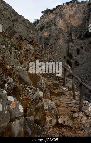 Aradena-Schlucht ist eine tiefe Kalkstein-Schlucht läuft aus der Lefka Ori oder weißen Berge bis in den Süden Kretas. Heutzutage ist es eine beliebte Wanderung Stockfoto