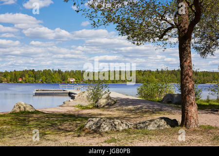 Sonnigen Sommertag und einem See in Finnland. Leere Badesteg am Ufer. Stockfoto