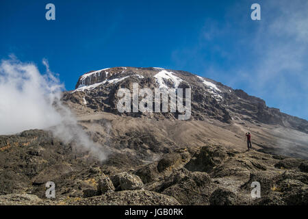 Mann nimmt Foto von Kibo Gipfel Mount Kilimanjaro, Tansania, Afrika Stockfoto