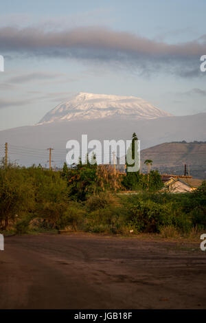 Dach von Afrika - Kilimanjaro, Kibo Berg kenianischen Dorf entnommen Stockfoto