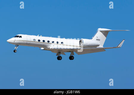 US Air Force Gulfstream Aerospace C-37B Gulfstream G550 (G-V-SP) [11-0550] auf Finale Runway 31. Stockfoto