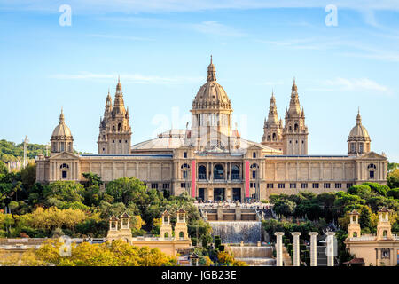 National Palace mit Wasserfällen und Brunnen, Barcelona, Katalonien, Spanien Stockfoto