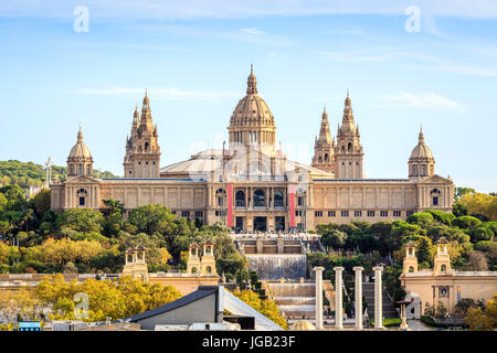 National Palace mit Wasserfällen und Brunnen, Barcelona, Katalonien, Spanien Stockfoto