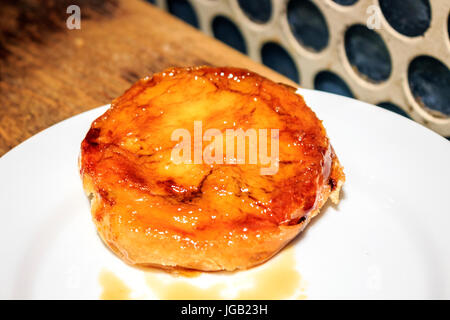 Berühmten crema Catalana Gebäck serviert katalanische Restaurant, Spanien Stockfoto