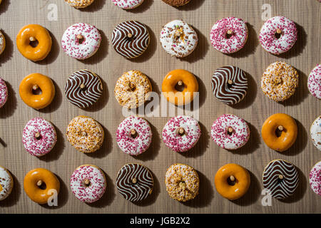 Leckere, bunte Donuts in Folge Stockfoto