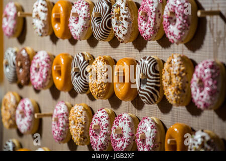 Leckere, bunte Donuts in Folge Stockfoto