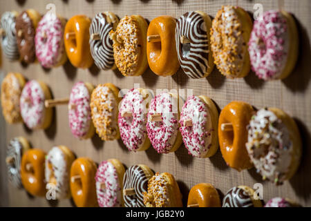 Leckere, bunte Donuts in Folge Stockfoto