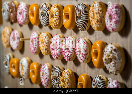 Leckere, bunte Donuts in Folge Stockfoto