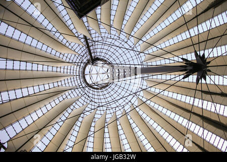 Blick hinauf zur Decke des modernen Gebäude am Potsdamer Platz, Berlin, Deutschland. Stockfoto