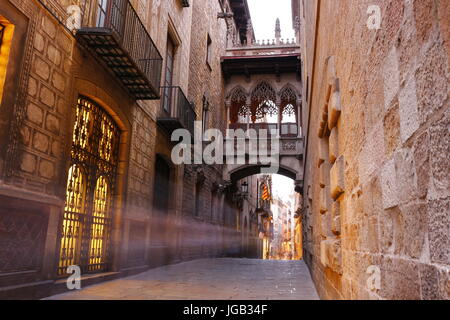 Brücke zwischen den Gebäuden im Barri Gotic Viertel von Barcelona, Spanien Stockfoto