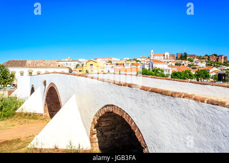 Römische Brücke und mittelalterliche Burg in Silves, Algarve, Portugal Stockfoto