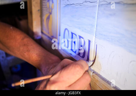 Malerei traditionellen portugiesischen Kacheln genannt Azulejos in Silves, Algarve, Portugal Stockfoto