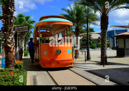 Südliche Karibik-Insel-Kreuzfahrt von Miami Florida auf der Insel Aruba mit lokalen Straßenbahn Stockfoto