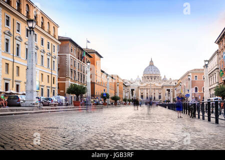 Saint Peter's Basilica und Platz im Vatikan, Rom, Italien Stockfoto