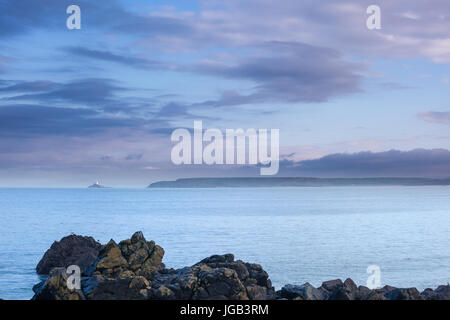 Seascape Meerblick Godrevy Leuchtturm und Landzunge in der Ferne von St Ives in Cornwall, Vereinigtes Königreich während der blauen Stunde in der Abenddämmerung. Stockfoto