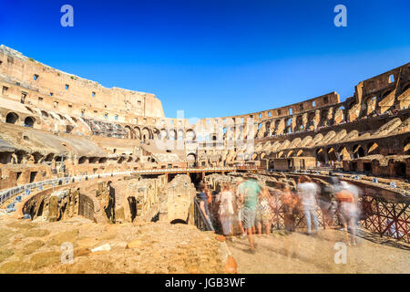 Innere des riesigen Kolosseum Amphitheater, Latium, Italien Stockfoto