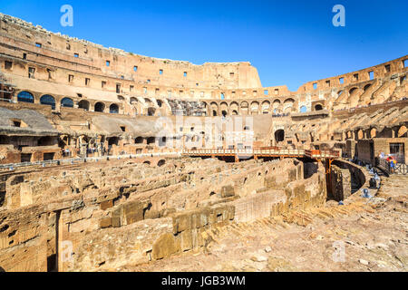 Innere des riesigen Kolosseum Amphitheater, Latium, Italien Stockfoto