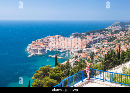 Kroatien Dubrovnik Kroatien Dalmatien Frau genießen Sie den Blick nach Dubrovnik alte Stadt Hafen alte Hafen Kroatien Stockfoto