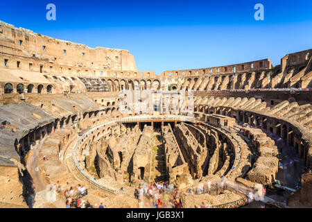 Innere des riesigen Kolosseum Amphitheater, Latium, Italien Stockfoto