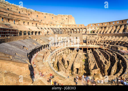 Innere des riesigen Kolosseum Amphitheater, Latium, Italien Stockfoto