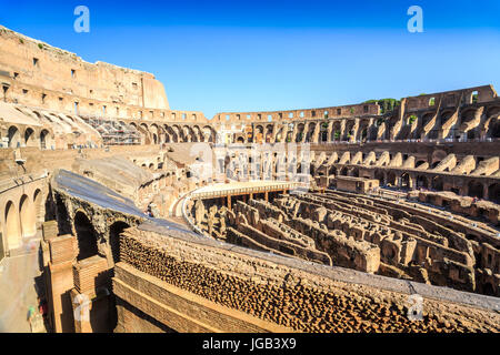 Innere des riesigen Kolosseum Amphitheater, Latium, Italien Stockfoto