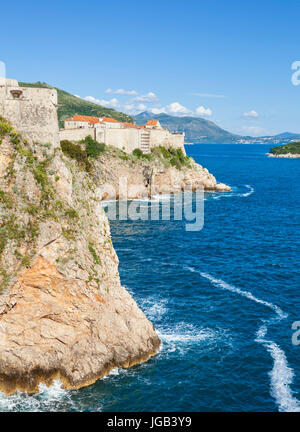 CCroatia Dubrovnik Kroatien Dalmatien Dubrovnik Fort Lovrijenac Dubrovnik Stadtmauer am Vorgewende Haufen Dubrovnik Altstadt Dubrovnik Kroatien Europa Stockfoto