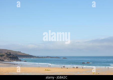 ST IVES CORNWALL UK - 30. DEZEMBER 2016. Blick aus Meer vom Porthmeor Beach, St. Ives mit Gruppen von Menschen, die in der beliebten kornischen Strand surfen lernen Stockfoto