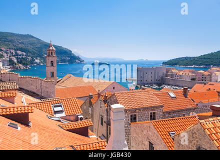 Kroatien Dubrovnik Kroatien dalmatinischen Küste Ansicht von Stadtmauern des Bell Tower roten Kacheln Dächer alte Stadt Dubrovnik alte Stadt Kroatien Stockfoto
