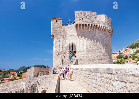 Kroatien Dubrovnik Kroatien Dalmatien Touristen auf Stadtmauer in der Nähe von Fort Minceta Turm Dubrovnik Stadt Wände Dubrovnik alte Stadt Dubrovnik Kroatien Stockfoto