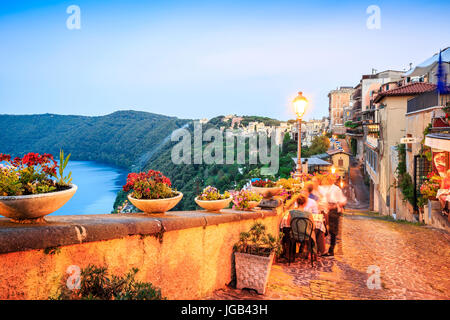 Albano See und Stadt von Castel Gandolfo, Lazio, Italien Stockfoto