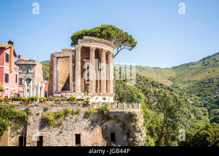 Schöne Ruinen im Park der Villa Gregoriana in Tivoli, Latium, Italien Stockfoto