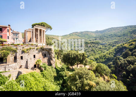 Schöne Ruinen im Park der Villa Gregoriana in Tivoli, Latium, Italien Stockfoto