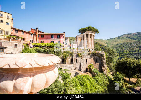 Schöne Ruinen im Park der Villa Gregoriana in Tivoli, Latium, Italien Stockfoto