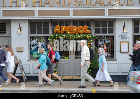 4. Juli 2017. Geschäfte in Wimbledon dekoriert für Wimbledon Tennis vierzehn Tage, London SW19 Stockfoto