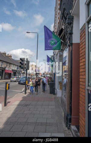 4. Juli 2017. Geschäfte in Wimbledon dekoriert für Wimbledon Tennis vierzehn Tage, London SW19 Stockfoto