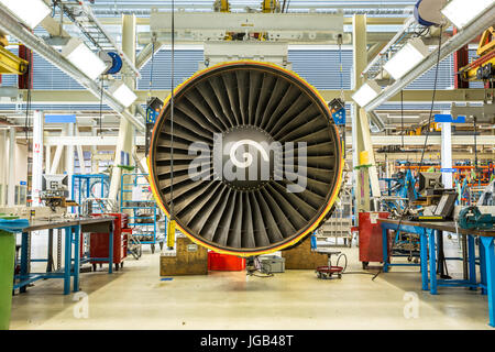 Triebwerksinstandhaltung in riesigen Industriehalle. Stockfoto