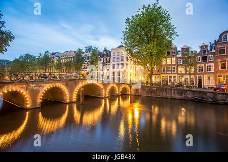 Charmanten Häusern am Kanal in Amsterdam, Niederlande Stockfoto