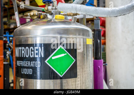 Behälter mit Stickstoff. Tiefgekühlt, flüssig in der Fabrik Stockfoto