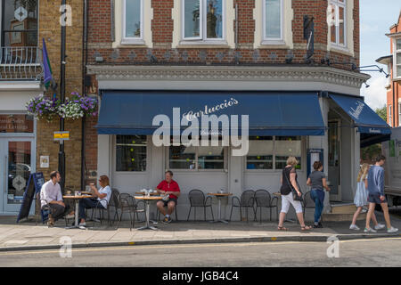 4. Juli 2017. Geschäfte in Wimbledon dekoriert für Wimbledon Tennis vierzehn Tage, London SW19 Stockfoto