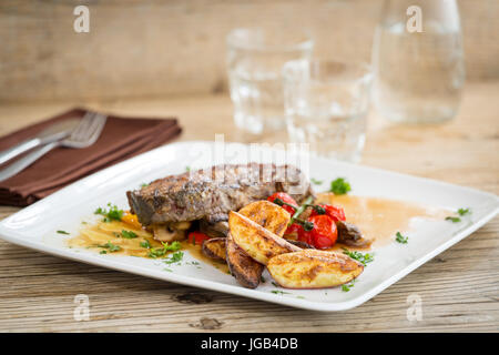 Lecker gut gemacht Entecote mit Süßkartoffeln und Champions. Stockfoto