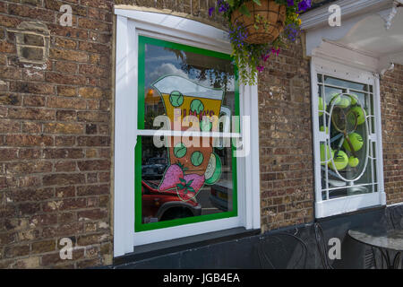 4. Juli 2017. Geschäfte in Wimbledon dekoriert für Wimbledon Tennis vierzehn Tage, London SW19 Stockfoto