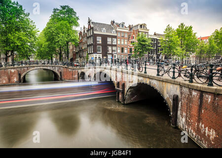 Fahrräder, Boote, Kanal und charmante Architektur in Amsterdam, Niederlande Stockfoto