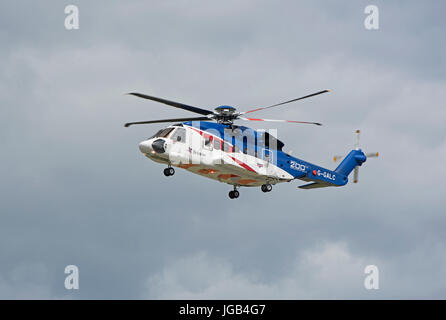 Bristols S92A Hubschrauber auf Übungsflug über Inverness Airport in Highland Region in den schottischen Highlands. VEREINIGTES KÖNIGREICH. Stockfoto