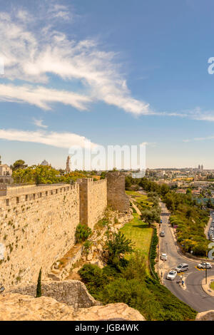 Wälle auf der Zitadelle (Tower of David) in der alten Stadt von Jerusalem, Israel, mit Weitsicht der Dormitio-Benediktiner-Kirche Turm. Stockfoto