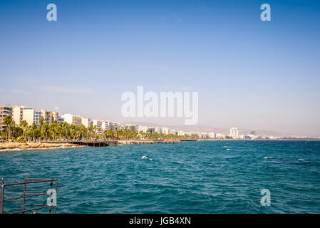 Mittelmeerküste in Limassol, Zypern Stockfoto