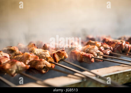 Lecker griechisch essen - gegrillte Fleischstücke, Souvlaki Stockfoto