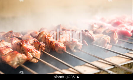 Lecker griechisch essen - gegrillte Fleischstücke, Souvlaki Stockfoto